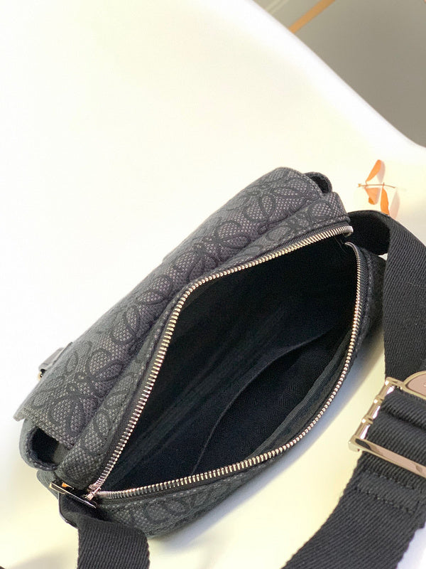 Ziva's Charm handbag – detail view (24cm*17.5cm*11cm)