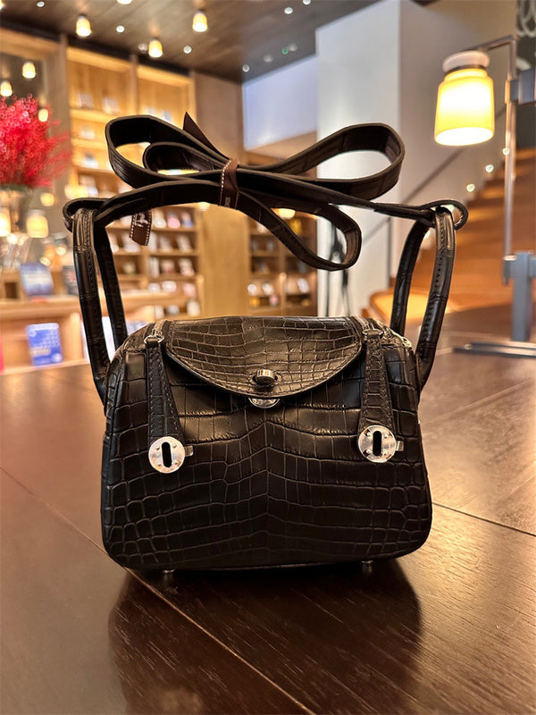  Versatile structured bag front view