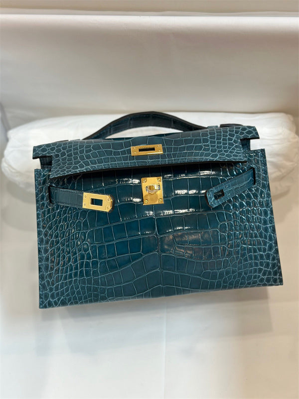  carryall bag close-up of hardware and finish 17