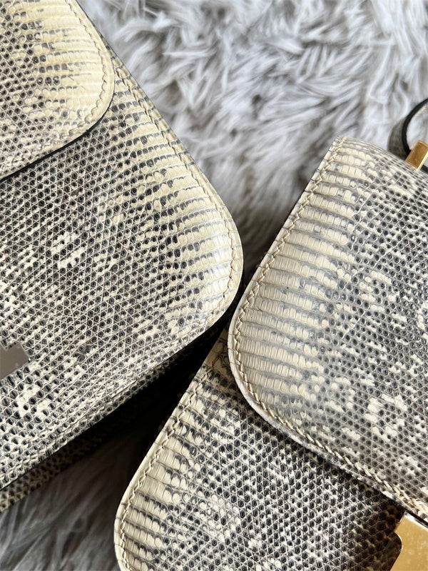  signature carryall bag detail view showing craftsmanship