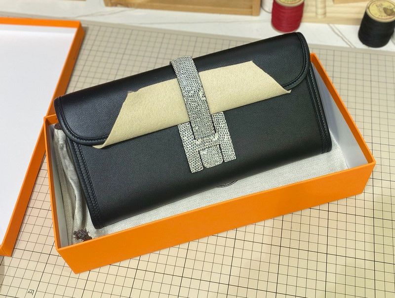 Fluid handbag styled for everyday wear