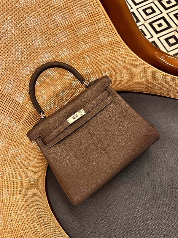  signature shopper bag detail view showing craftsmanship