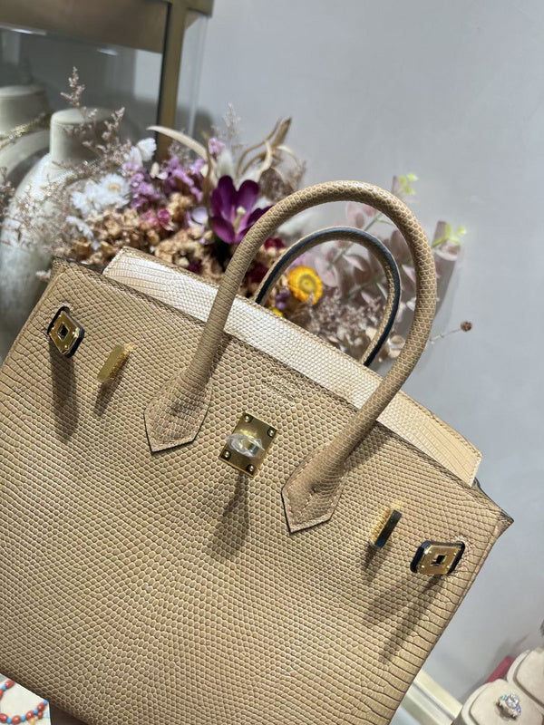  Contemporary structured bag front view 7