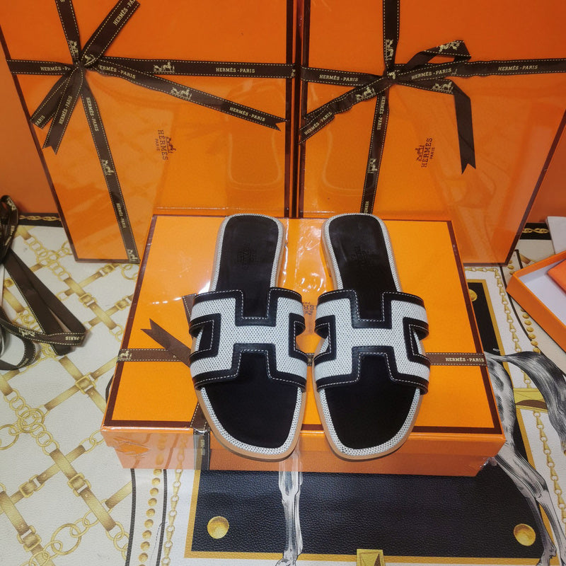 Hermès Camel Ankle Strap Sandals - Toe Detail View