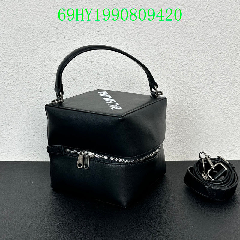 Ziva's Charm handbag – front view (one versatile size)