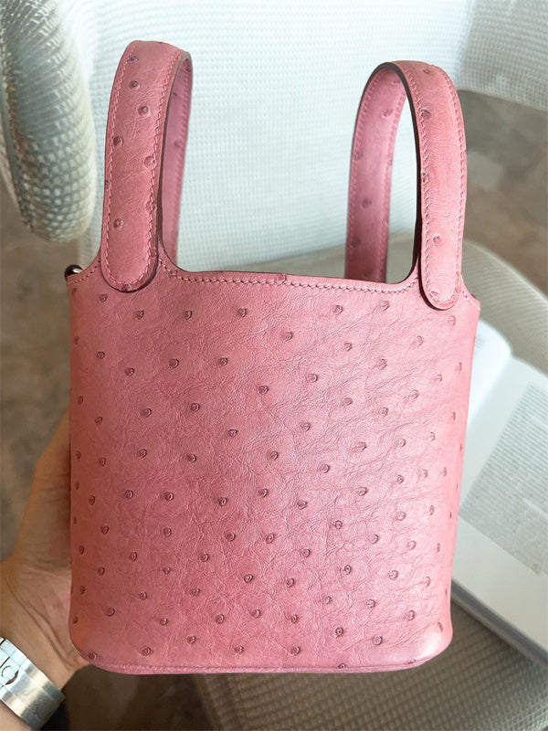  Streamlined shopper bag carried on shoulder