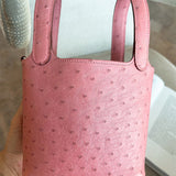  Streamlined shopper bag carried on shoulder