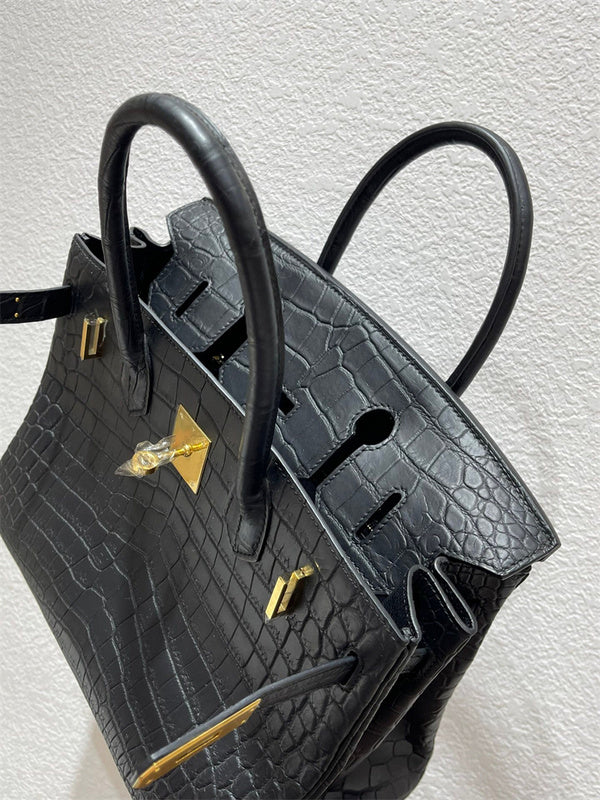  Versatile everyday bag front view 7