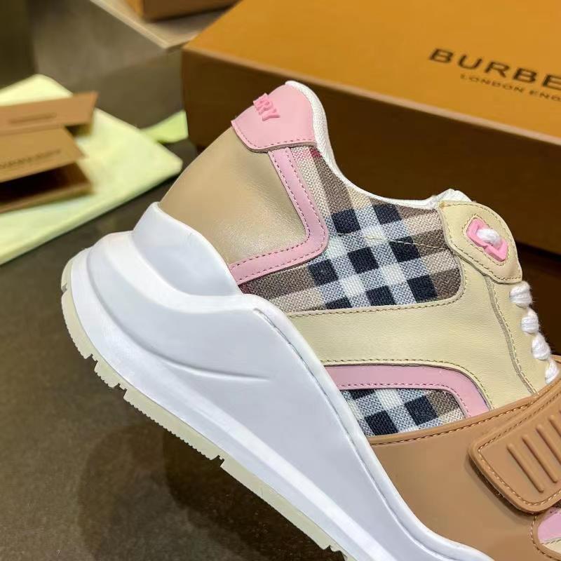 Burberry Beige Chelsea Boots - Toe Detail View