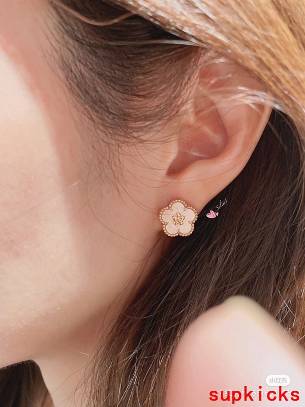 Side view of Van Cleef & Arpels unisex jewelry piece