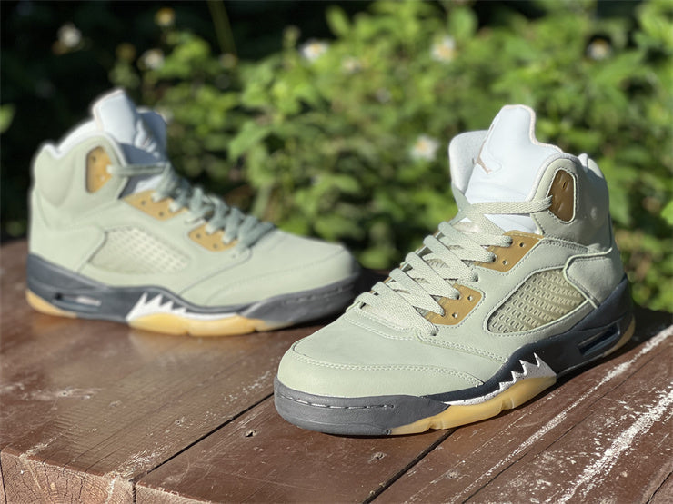 Nike Men's & Women's Luxury Low-Top Trainers — Style 249 angle view