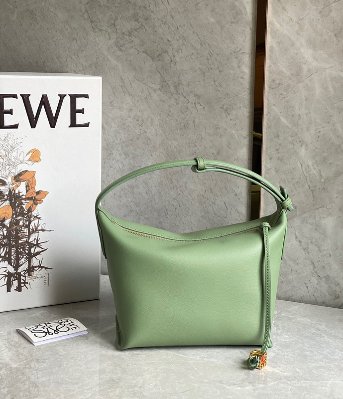 Ziva's Charm handbag – detail view (20.5cm*17cm*12.5cm)