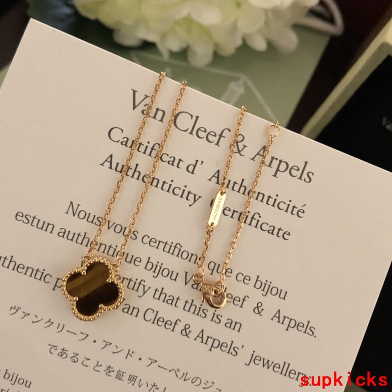 Full view of Van Cleef & Arpels unisex jewelry piece