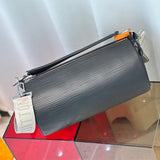  Everyday tote bag carried on shoulder 22