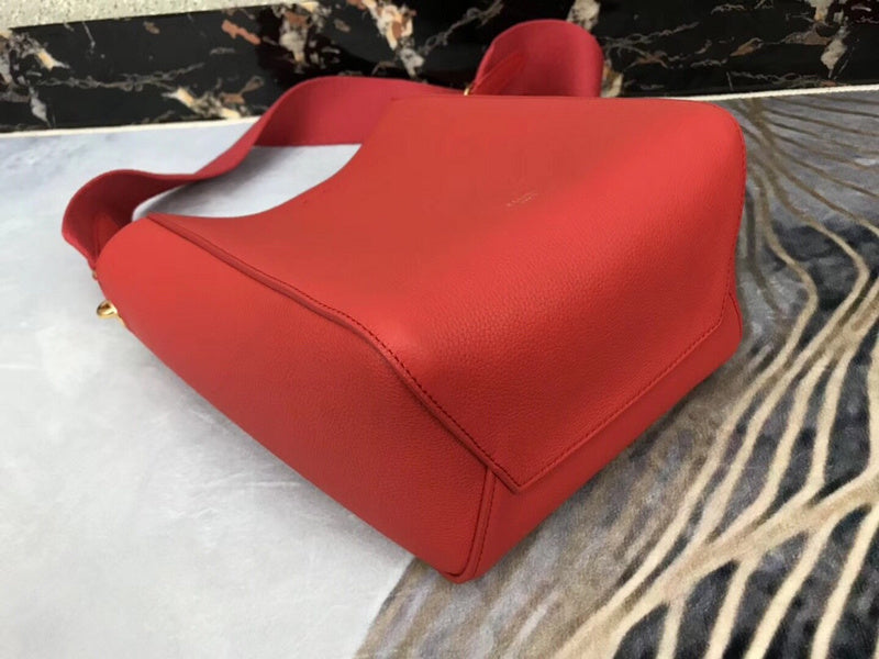 Side profile of statement modern women's handbag – women's statement bag