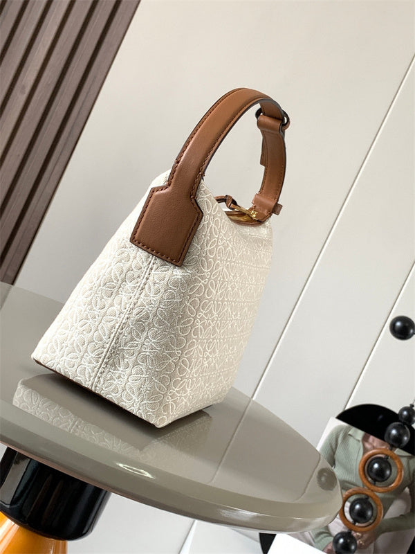 Ziva's Charm handbag – detail view (21cm*17cm*13cm)