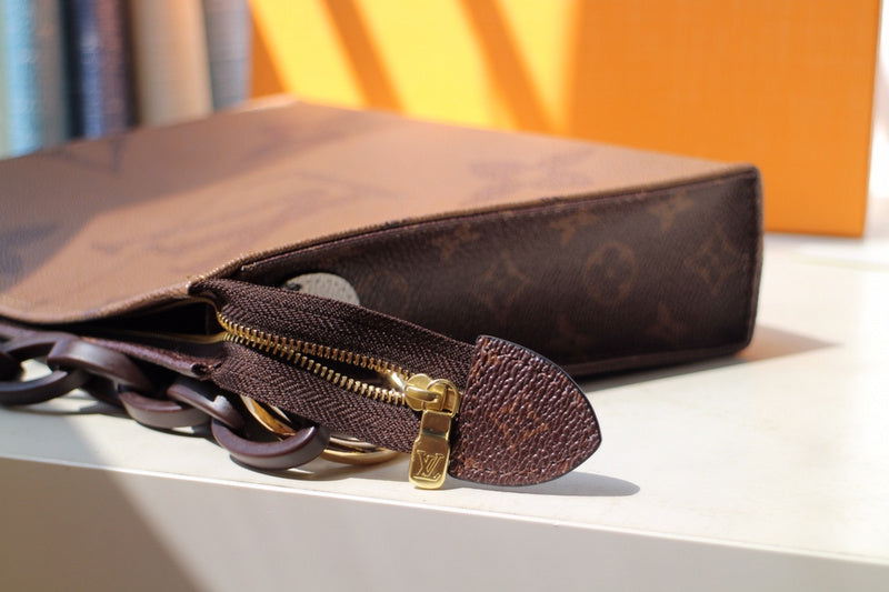 Handle and strap detail of signature premium women's handbag – women's luxury handbag