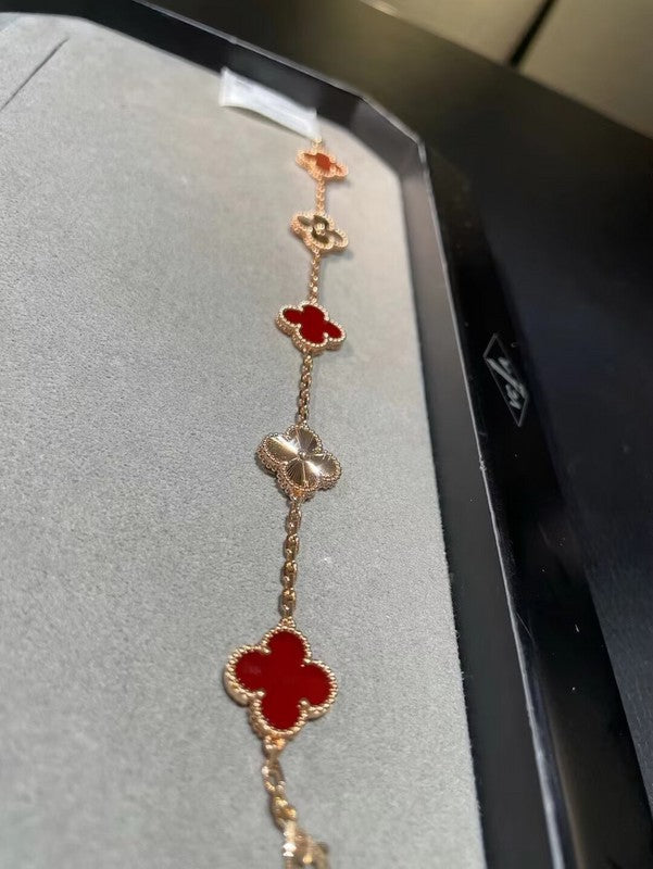 Angled view of Van Cleef & Arpels unisex jewelry piece