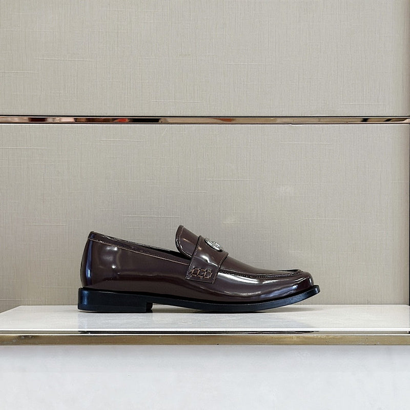 Gucci classic monochrome luxury sneakers view 9 heritage-inspired look