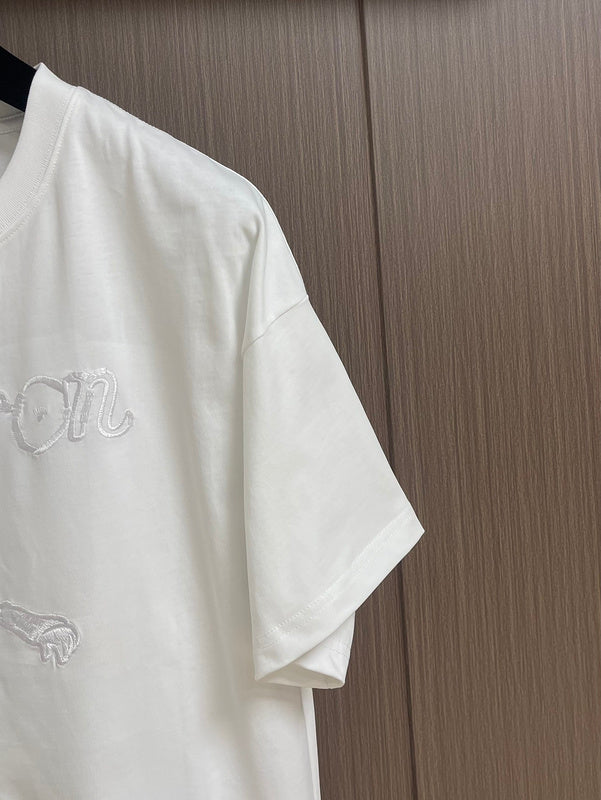 Full styled look of Louis Vuitton cotton t-shirt with logo-detail design