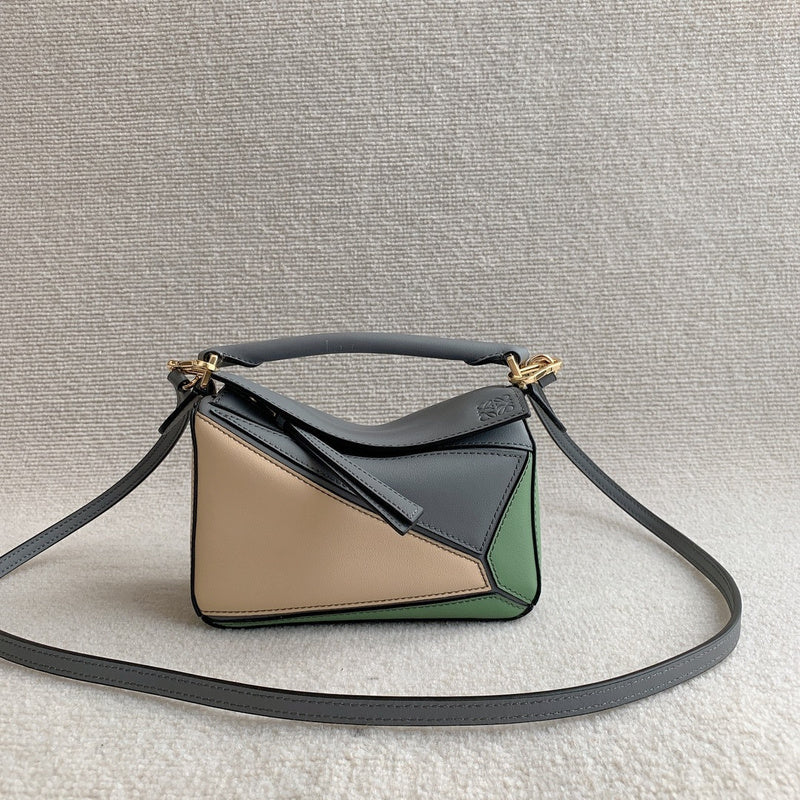 Ziva's Charm handbag – detail view (12.5cm*18cm*8cm)