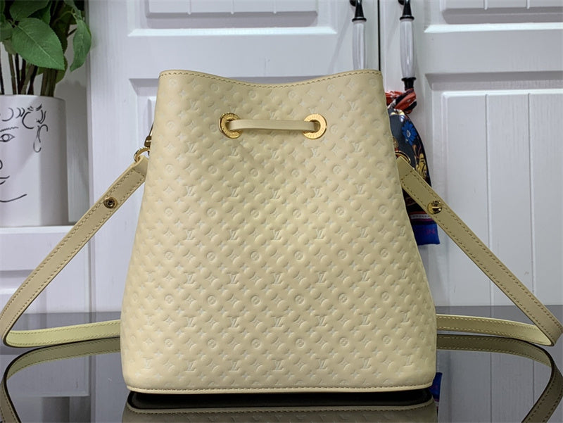  handbag interior and compartment view 9