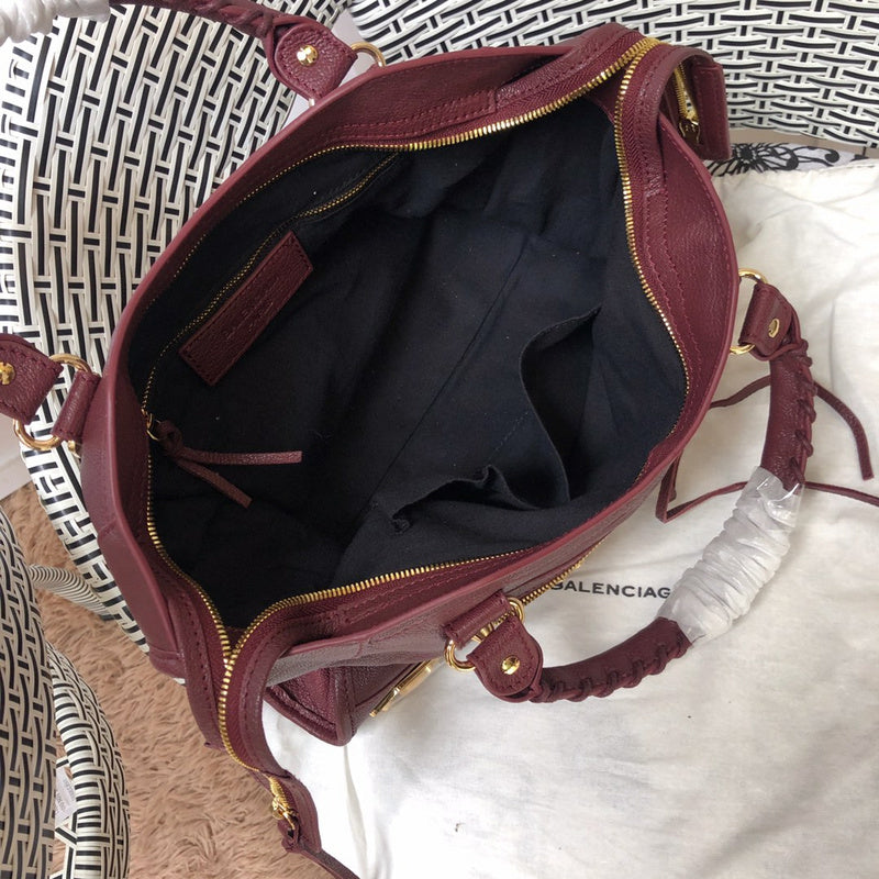 Close-up detail of sleek everyday-luxe women's handbag – women's premium purse