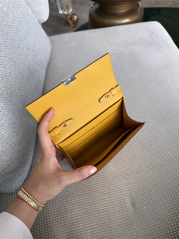  effortless handbag detail view showing craftsmanship