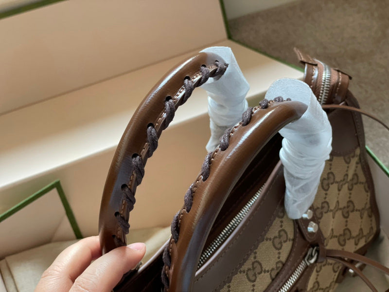Ziva's Charm handbag – close-up view (one versatile size)