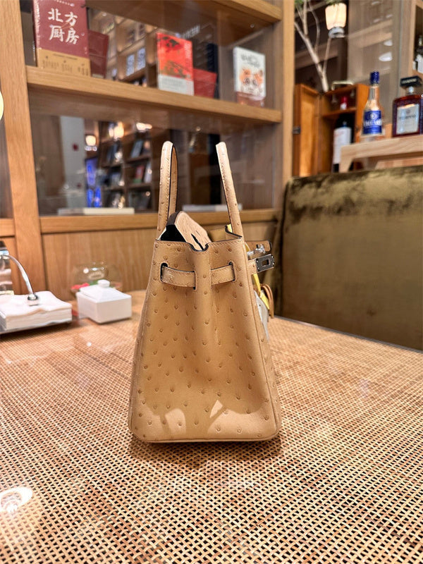  everyday shopper bag detail view showing craftsmanship