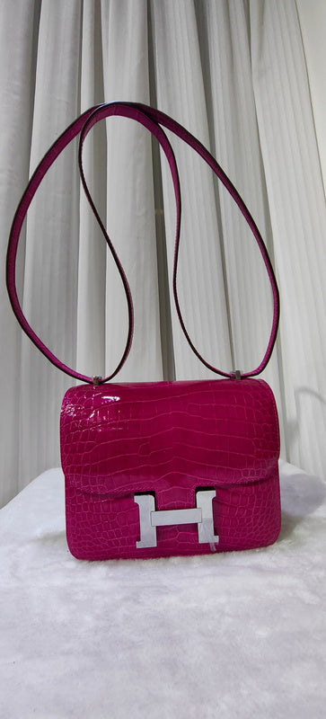 Side view of streamlined structured handbag