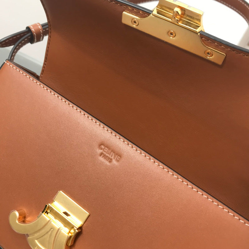 Handle and strap detail of statement modern women's handbag – women's luxury handbag
