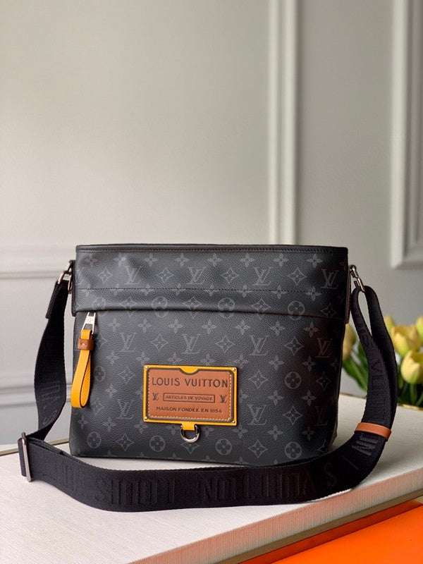Close-up detail of everyday-luxe polished women's handbag – women's designer-style accessory