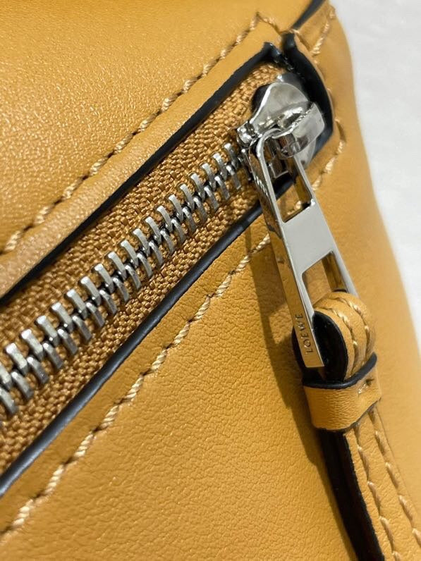 Ziva's Charm handbag – detail view (33.5cm*16.5cm*24cm)