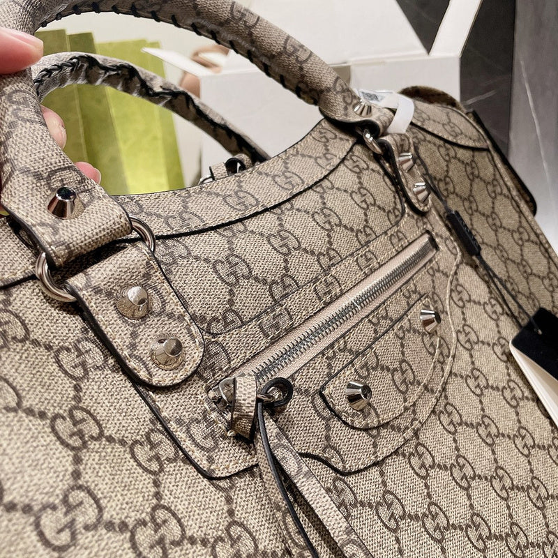 Ziva's Charm handbag – close-up view (one versatile size)