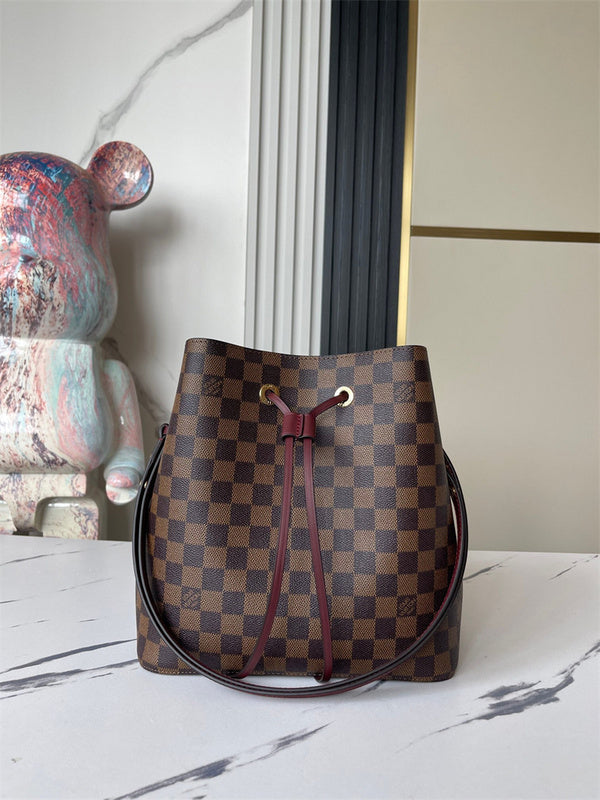  sleek carryall bag styled with outfit 12