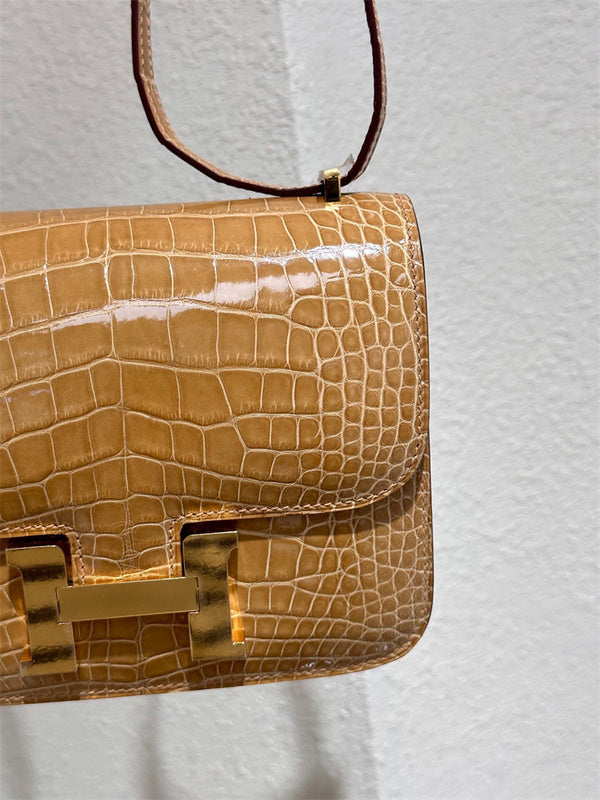  graceful structured bag styled with outfit 24