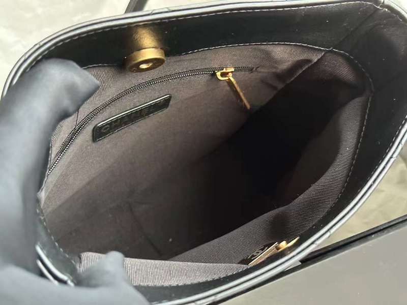 Zivas Charm Signature Style Everyday Handbag (Effortless Style Upgrade) – Lifestyle Shot