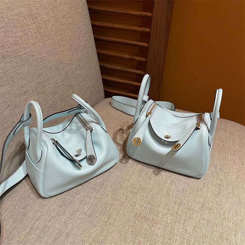  Modern carryall bag front view 7