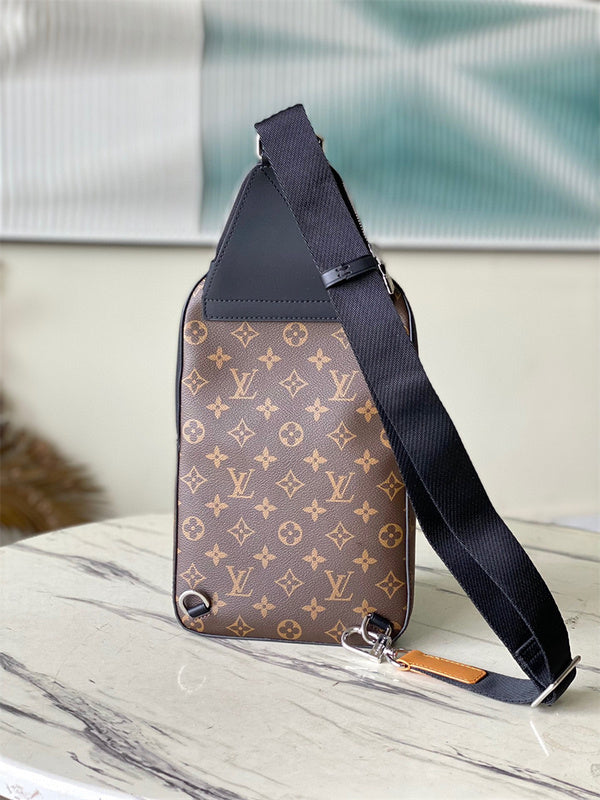 Streamlined handbag carried on shoulder