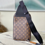 Streamlined handbag carried on shoulder