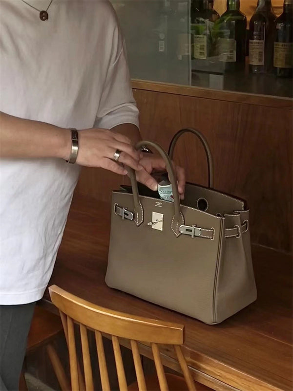  Classic tote bag carried on shoulder