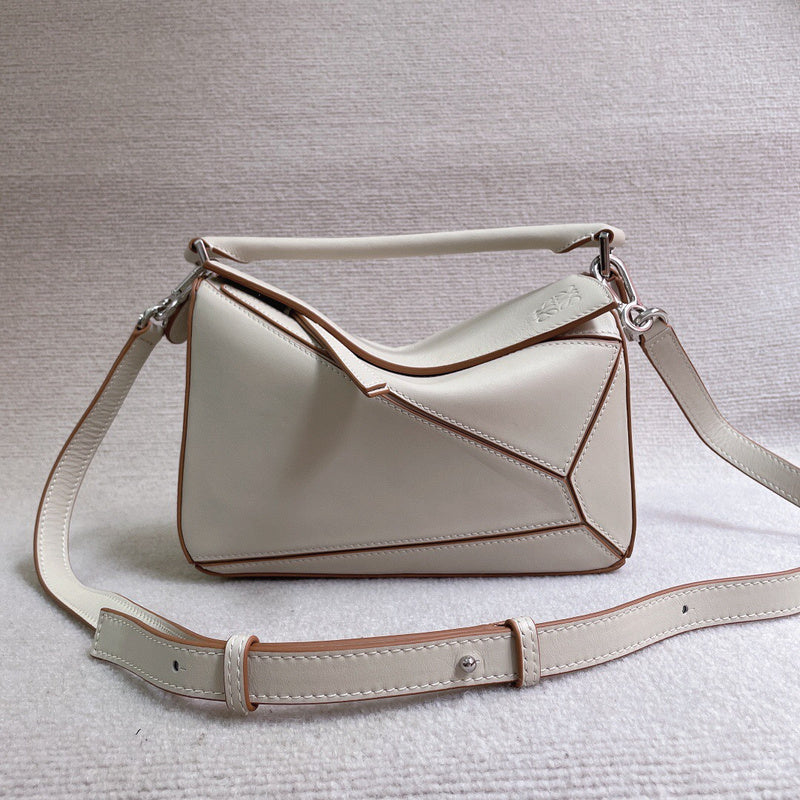 Ziva's Charm handbag – product shot (18cm*12cm*7cm)