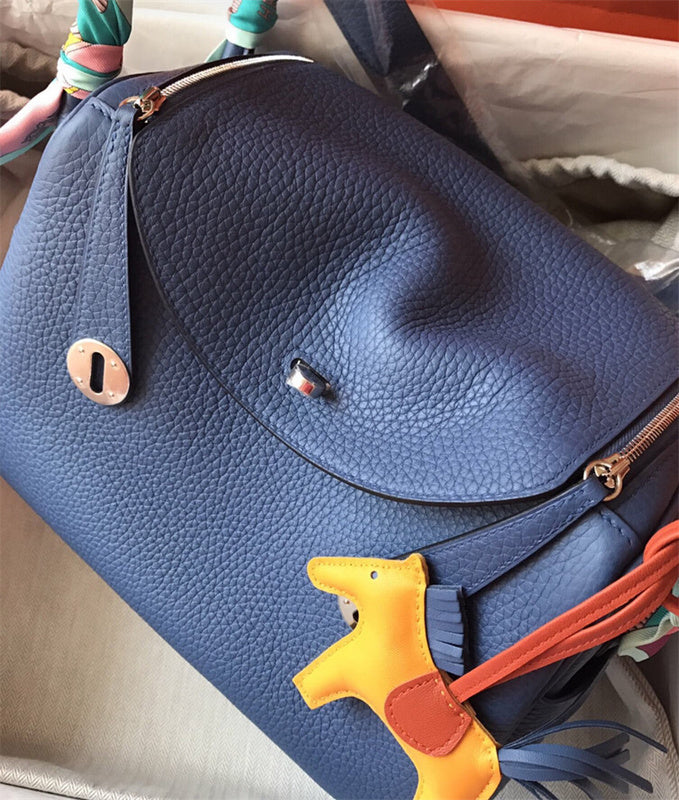  everyday carryall bag styled with outfit 12