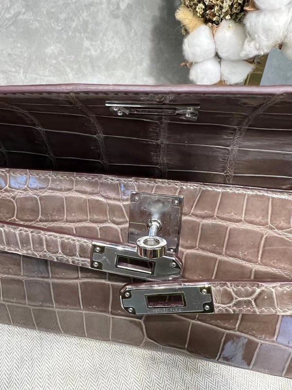 Fluid handbag styled for everyday wear