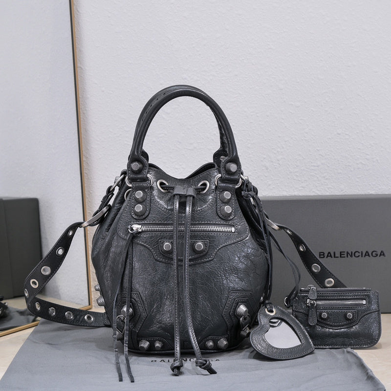 Zivas Charm Versatile Design Statement Handbag (Timeless Wardrobe Addition) – Full Silhouette 5