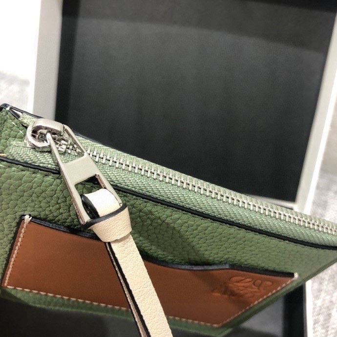Ziva's Charm handbag – carry view (Standard Size)