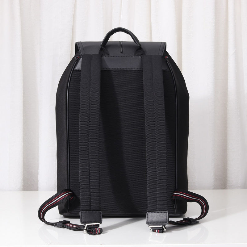 Styled lifestyle shot of refined everyday-luxe women's handbag – women's statement bag