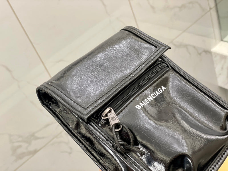 Ziva's Charm handbag – close-up view (one versatile size)
