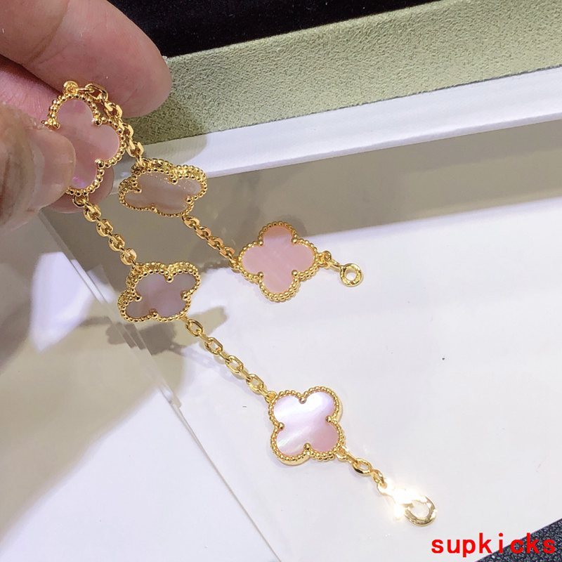 Full view of Van Cleef & Arpels unisex jewelry piece